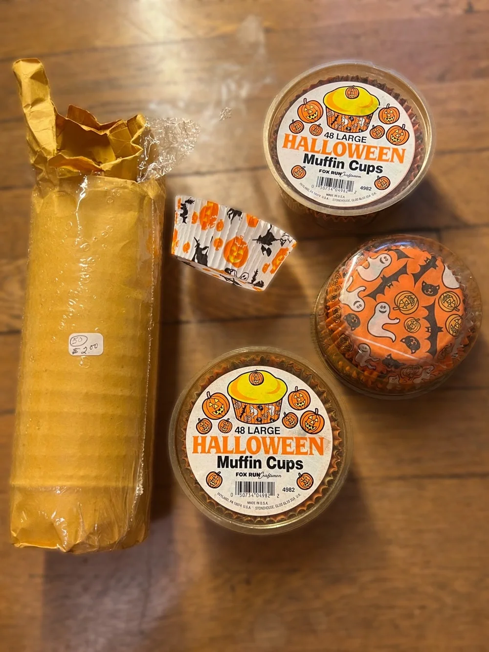 FOX RUN Halloween Muffin Cups - Vintage Orange and White Pumpkin Designs